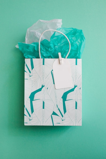 Photo gratuite sac cadeau feuilles