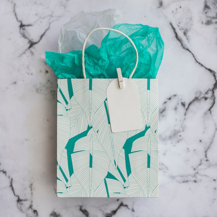 Photo gratuit sac cadeau sur marbre