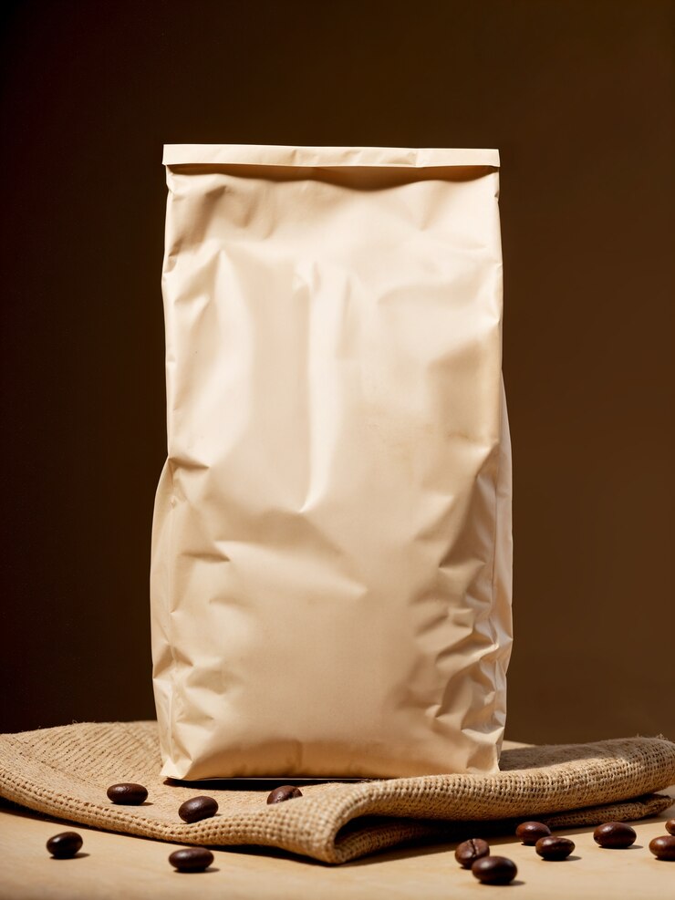 Photo gratuit un sac à café avec des grains de café sur la table