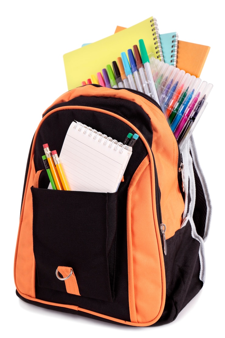 Photo gratuit sac complet de matériel scolaire