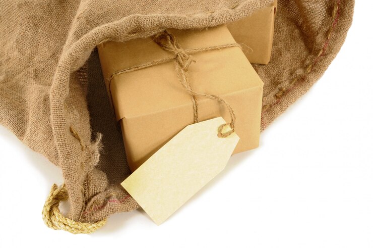 Photo gratuit sac à courrier avec colis emballés