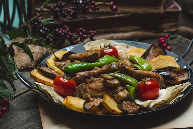 Sac de cuisine caucasien ici avec des ingrédients mélangés.