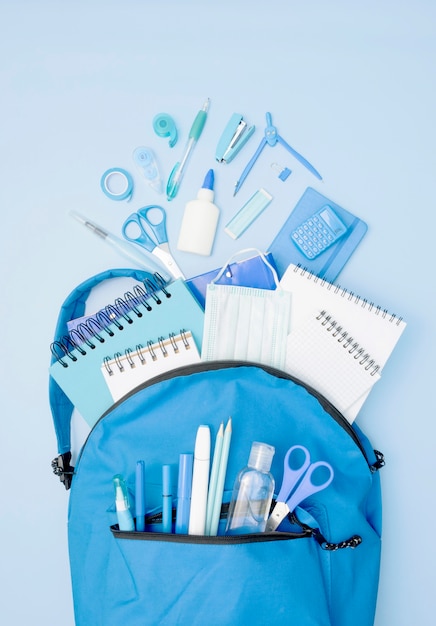 Photo gratuite sac à dos bleu avec des fournitures scolaires