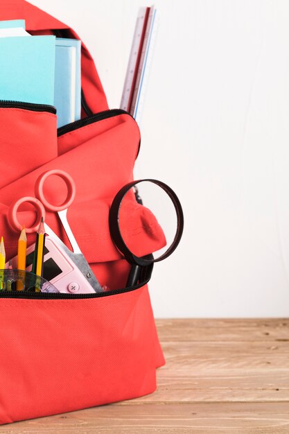 Sac à dos scolaire rouge avec fournitures essentielles