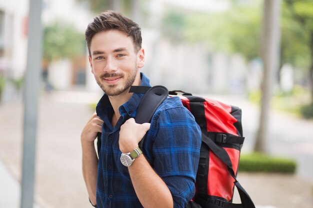 Sac à dos souriant et attrayant pour les voyageurs dans la ville