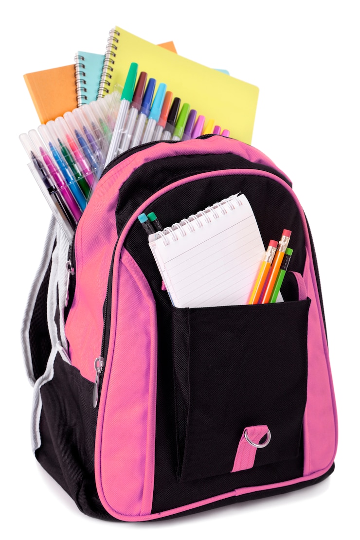 Photo gratuit sac d'école avec fournitures scolaires