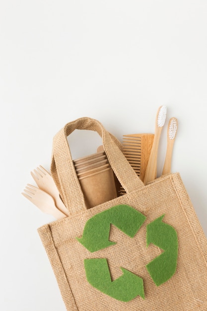 Photo gratuite sac écologique sur le bureau