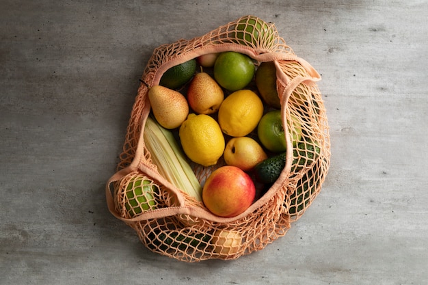 Photo gratuite sac écologique vue de dessus avec des fruits