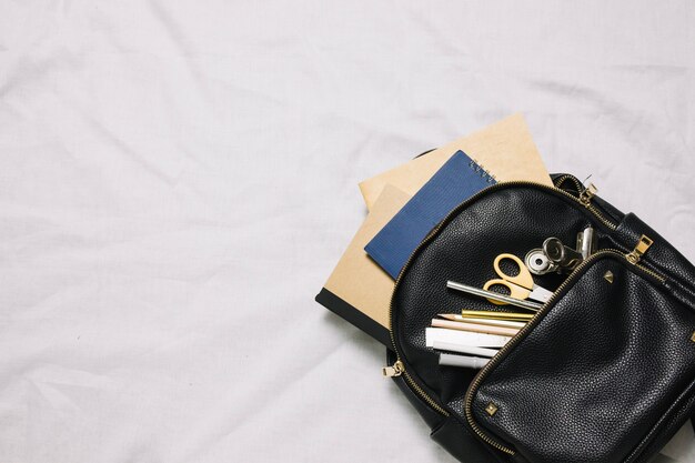 Sac avec des fournitures de bureau