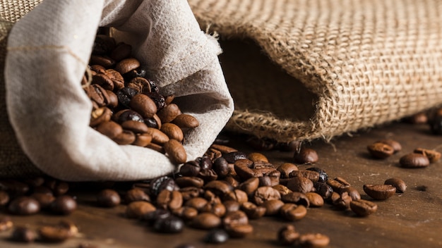 Sac avec des grains de café sur le bureau