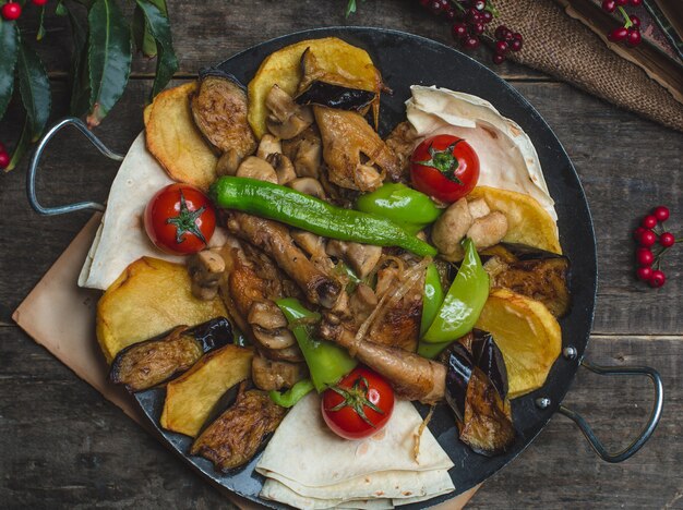 Sac ichi avec des cuisses de poulet et des légumes