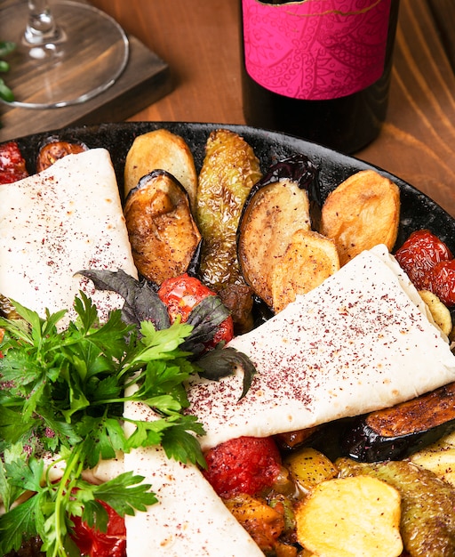Sac ici, repas caucasien traditionnel avec viande frite et légumes servis avec lavash