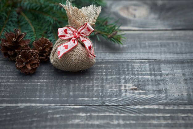 Sac de Noël avec petit cadeau sur le bois