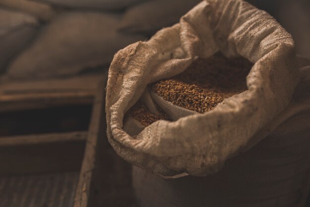 Sac avec de la nourriture à la ferme