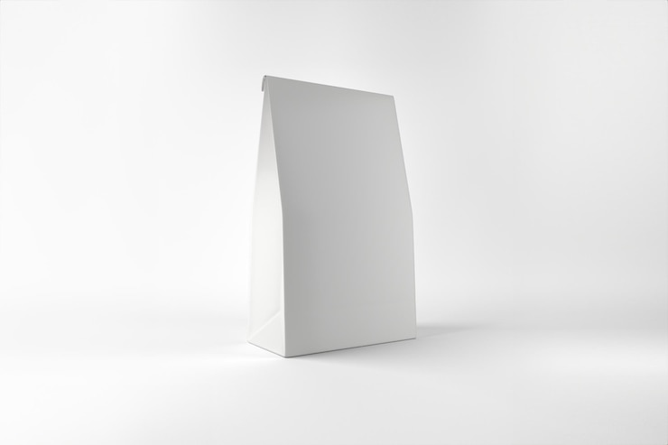 Photo gratuit sac en papier blanc vierge isolé sur fond blanc