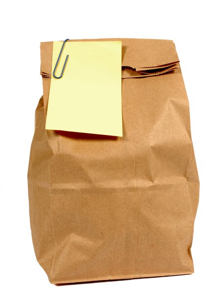 sac en papier brun avec un style post-it jaune collant note