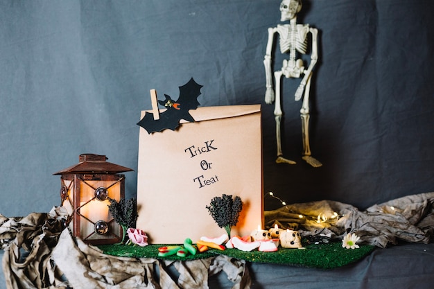 Photo gratuite sac en papier et décorations d'halloween