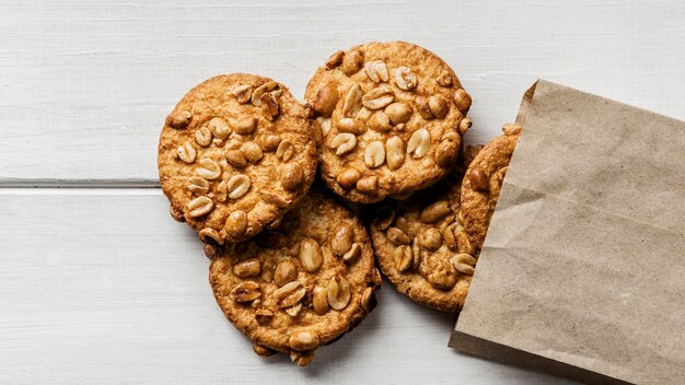 Sac en papier avec de délicieux cookies sur table