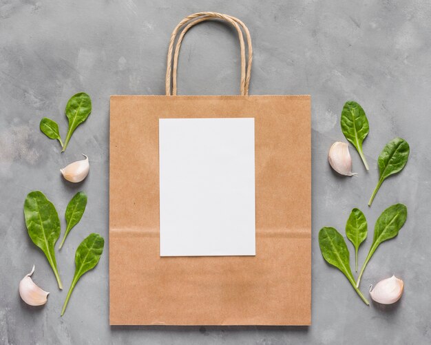 Sac en papier avec du papier vierge