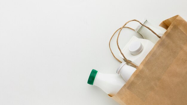 Sac en papier vue de dessus avec des bouteilles de lait