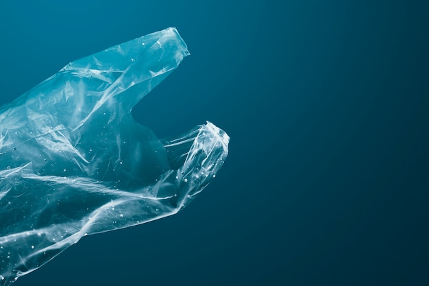 Un sac en plastique de la campagne Save the Ocean coule dans un remix media océan