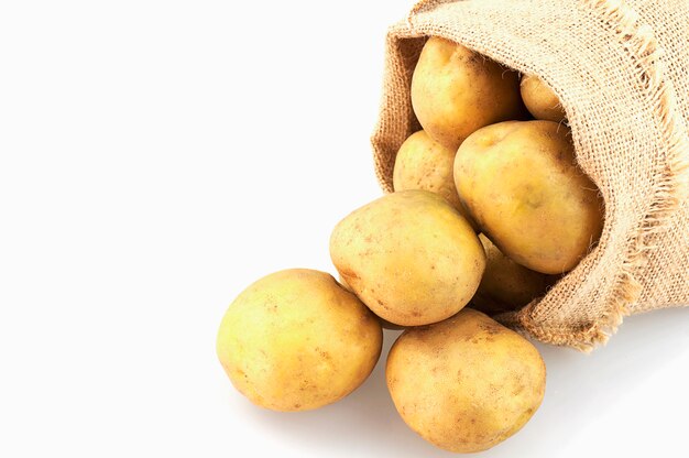 Sac de pommes de terre isolé sur blanc