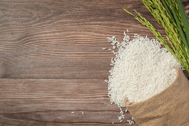 Sac de riz avec place de l'usine de riz sur plancher en bois