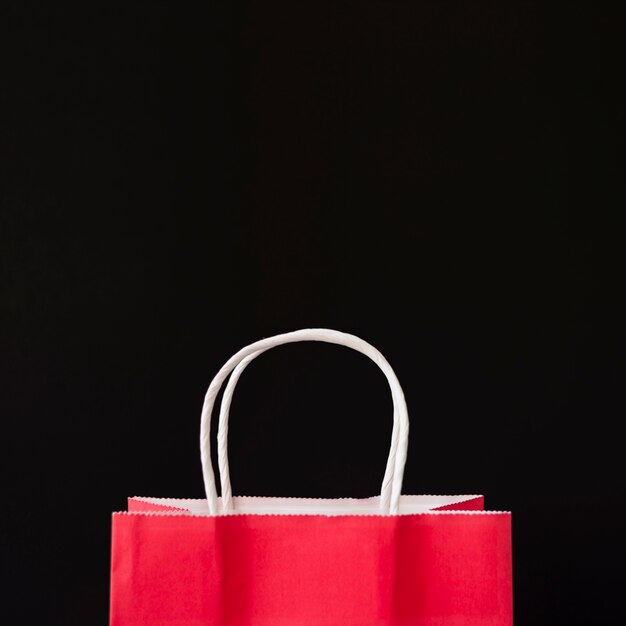 Sac shopping rouge sur la table