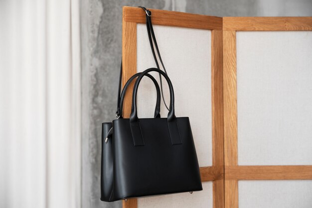 Un sac suspendu à un meuble à l'intérieur