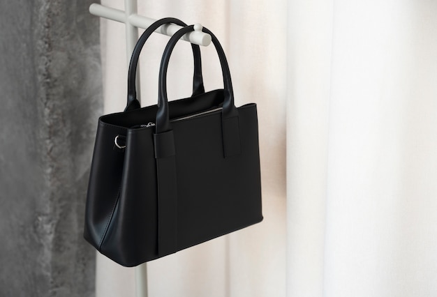 Un sac suspendu à un meuble à l'intérieur