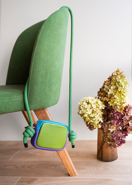 Un sac suspendu à un meuble à l'intérieur