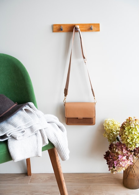 Un sac suspendu à un meuble à l'intérieur
