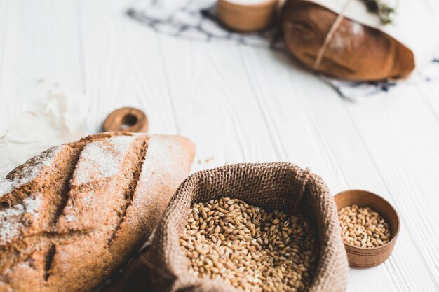 Sac en toile avec des céréales pour la cuisson