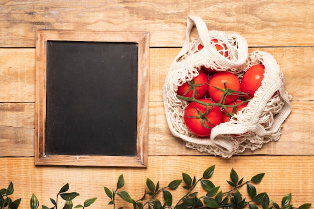 Sac de tomates à côté du tableau vide