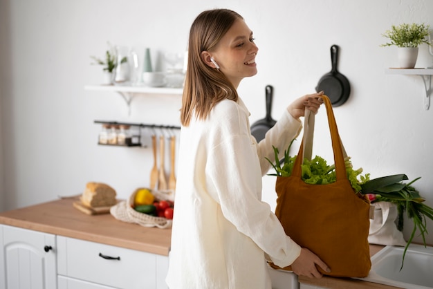 Photo gratuite sac de transport femme vue latérale