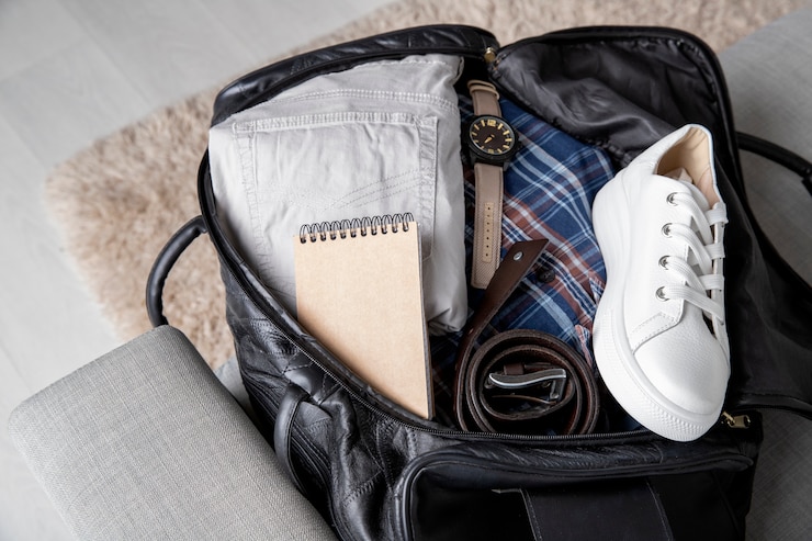 Photo gratuit sac de voyage avec baskets et pantalon