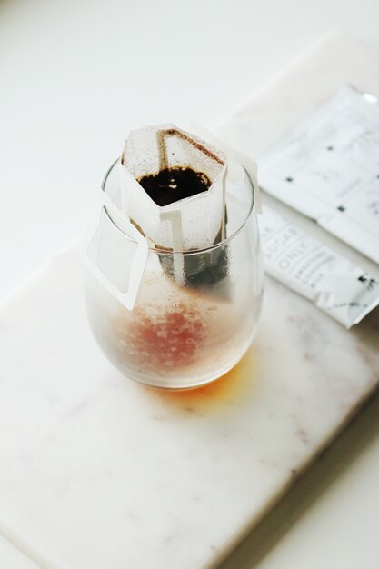 Sachet de thé dans une tasse en verre transparent