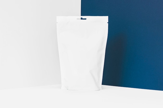 Photo gratuite sachet à thé en plastique blanc