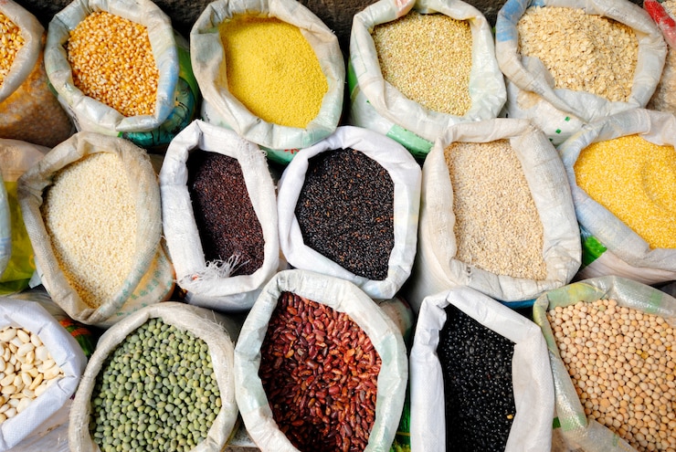 Photo gratuit sacs de légumineuses et de céréales en bonne santé.