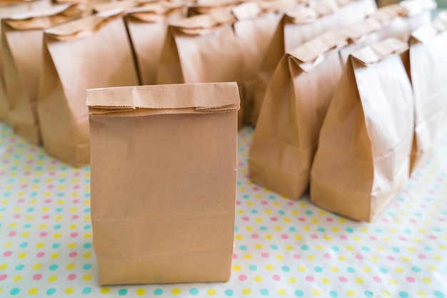 sacs en papier brun sur la table.