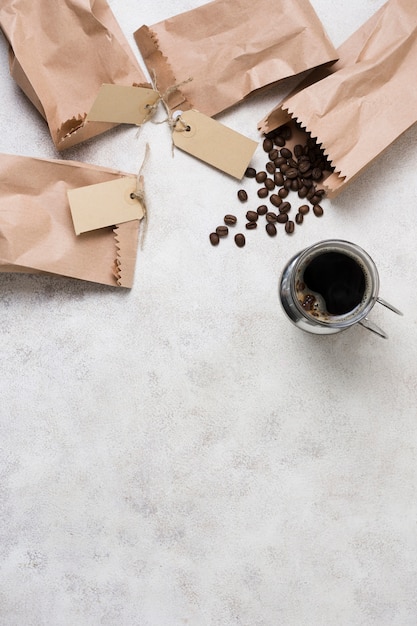 Photo gratuite sacs en papier avec des étiquettes remplies de grains de café