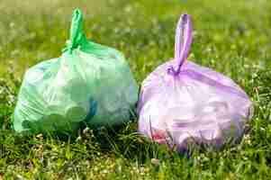 Photo gratuite sacs en plastique avec des ordures sur l'herbe