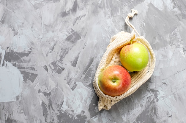 Photo gratuite sacs à provisions écologiques simples en coton beige pour acheter des fruits et légumes avec des fruits d'été.