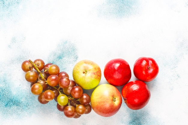 Sacs à provisions écologiques simples en coton beige pour acheter des fruits et légumes avec des fruits d'été.