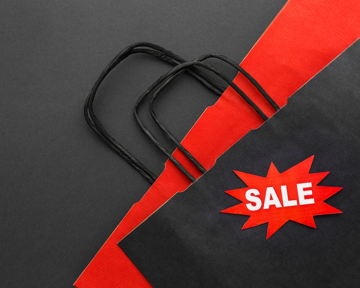 Photo gratuit sacs à provisions noirs et rouges avec étiquette de prix