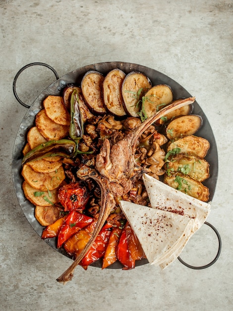 Sadj avec divers légumes et viande en tranches