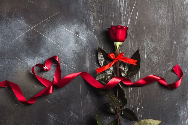 Saint Valentin, fête des mères, rose rouge, cadeau surprise coeur et ruban