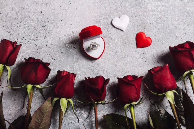 Photo gratuite saint valentin m'épouser la bague de fiançailles de mariage en boîte avec un cadeau rose rouge