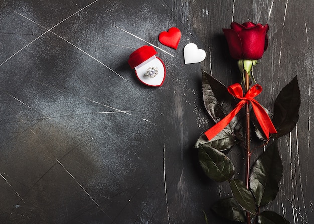 Saint Valentin m&#39;épouser la bague de fiançailles de mariage en boîte avec un cadeau rose rouge