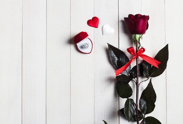 Saint Valentin m&#39;épouser la bague de fiançailles de mariage en boîte avec un cadeau rose rouge